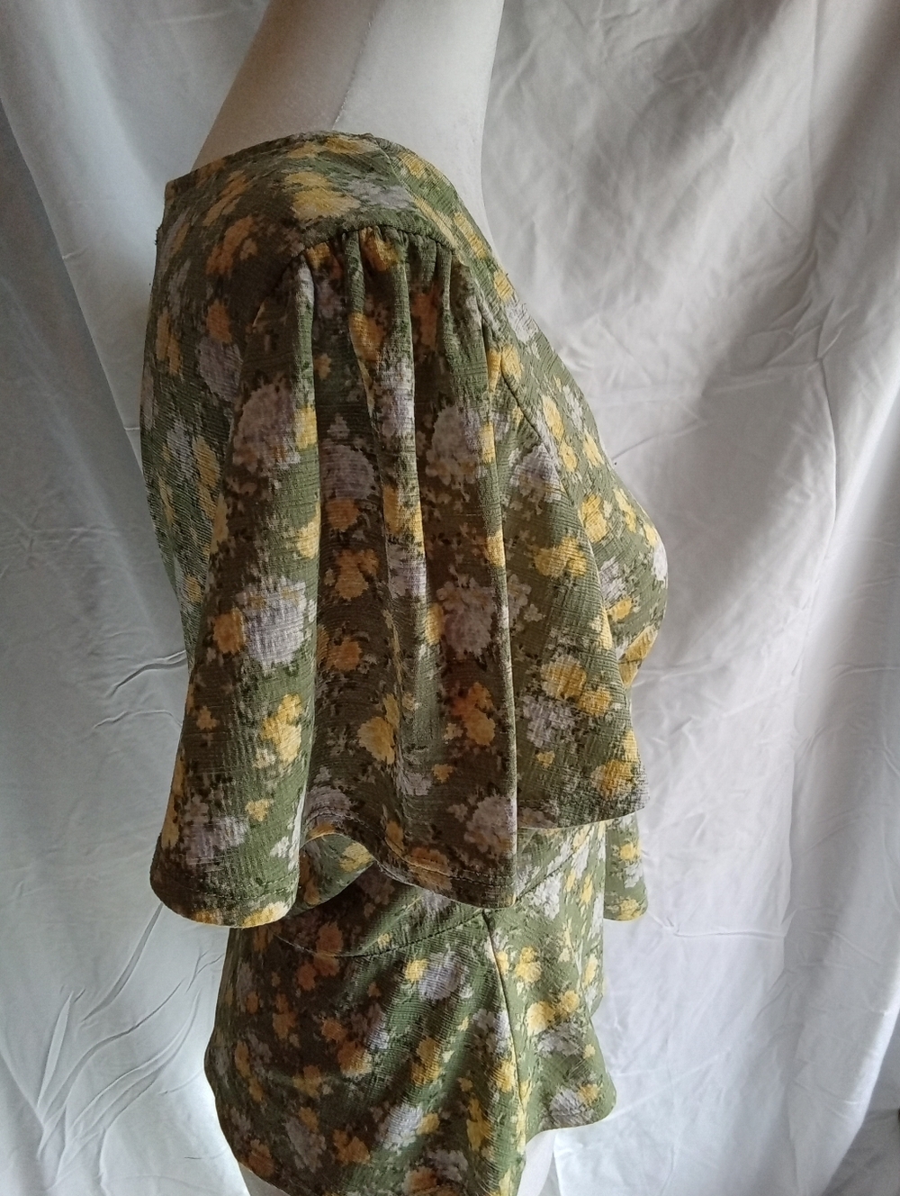 Full Circle Trends Green Floral V-Neck Peplum Blouse with Button Detail SM - Picture 4 of 4